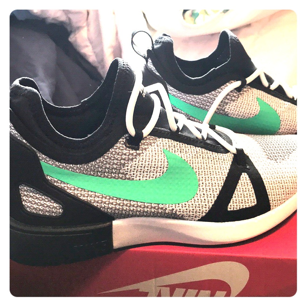 NWT Nike White/Menta-Black Racer Sneakers Size 7.5